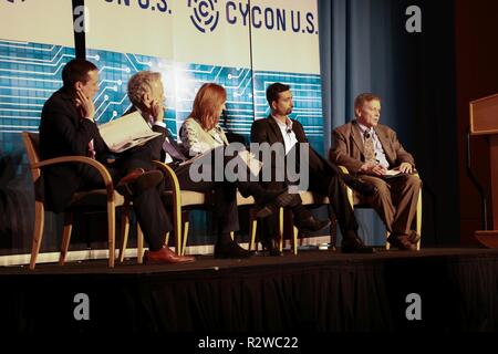 Die diskussionsteilnehmer aus verschiedenen Wissenschaftlern sprechen auf der Internationalen Konferenz über Cyber Konflikt CyCon) an der Ronald Reagan Building und International Trade Center, die aktuelle Cyber/akademische Informationen an das Publikum am 07.11.14., 2018. Die CyCon sorgt für Öffentlichkeitsarbeit Lücken zu überbrücken und den Austausch von Informationen über die Armee zu fördern, Militär und Wissenschaft, Industrie und Regierung der Internetgemeinschaft. Stockfoto