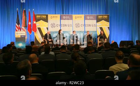 Die diskussionsteilnehmer aus verschiedenen Wissenschaftlern sprechen auf der Internationalen Konferenz über Cyber Konflikt (CyCon) an der Ronald Reagan Building und International Trade Center, die aktuelle Cyber/akademische Informationen an das Publikum am 07.11.14., 2018. Die CyCon sorgt für Öffentlichkeitsarbeit Lücken zu überbrücken und den Austausch von Informationen über die Armee zu fördern, Militär und Wissenschaft, Industrie und Regierung der Internetgemeinschaft. Stockfoto