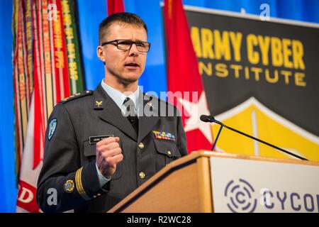 Estnische Oberst Jaak Tarien spricht auf der Internationalen Konferenz über Cyber Konflikt (CyCon) am 07.11.14., 2018, an der Ronald Reagan Building und International Trade Center in Washington, District of Columbia. Die CyCon sorgt für Öffentlichkeitsarbeit Lücken zu überbrücken und den Austausch von Informationen über die Armee zu fördern, Militär und acadamic, Industrie und Regierung cyber Gemeinschaften. Stockfoto