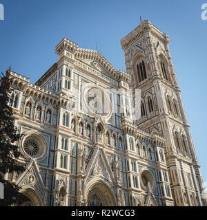 Florenz, Italien - Februar, 2019. Blick auf die Fassade der Kathedrale von Santa Maria Del Fiore mit Glockenturm des Giotto. Stockfoto