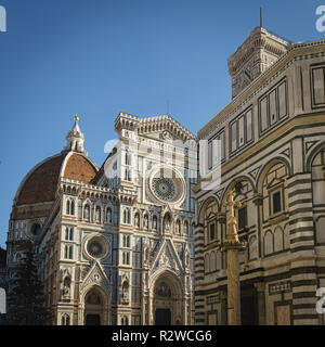 Florenz, Italien - Februar, 2019. Blick auf die Fassade der Kathedrale von Santa Maria Del Fiore mit Glockenturm des Giotto. Stockfoto