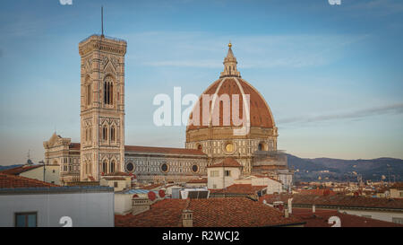 Florenz, Italien - Februar, 2019. Blick auf die Kathedrale von Santa Maria Del Fiore aus einer Bar auf der Terrasse. Stockfoto