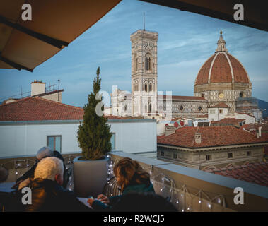 Florenz, Italien - Februar, 2019. Blick auf die Kathedrale von Santa Maria Del Fiore aus einer Bar auf der Terrasse. Stockfoto