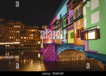 Florenz, Italien - Februar, 2019. Nacht Blick von der berühmten Ponte Vecchio (Alte Brücke) über den Fluss Arno. Stockfoto