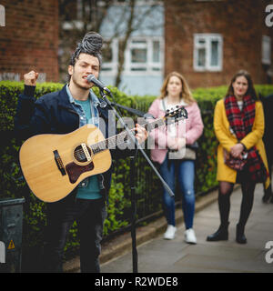 London, UK - April, 2018. Ein strassenmusiker in Portobello Road (Notting Hill) während der wöchentlichen Antiken Markt findet jeden Samstag. Stockfoto