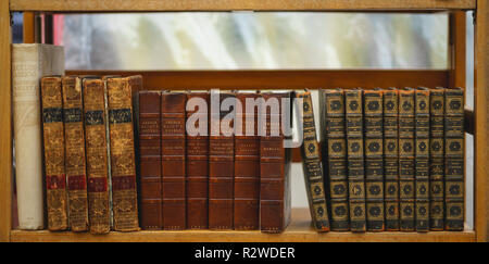 Alte Bücher auf einem Holzregal auf Verkauf in Portobello Road Market, der größte Antiquitätenmarkt der Welt, findet jeden Sonntag in Notting Hill. Stockfoto