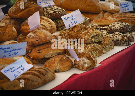 Artisan Sauerteigbrot Laibe auf Verkauf in Landwirt Marktstand. Querformat. Stockfoto