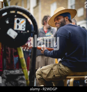 London, UK - April, 2018. Ein strassenmusiker in Portobello Road (Notting Hill) während der wöchentlichen Antiken Markt findet jeden Samstag. Platz. Stockfoto