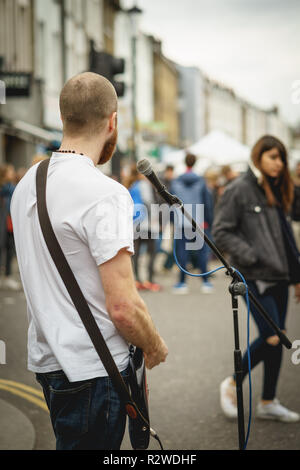 London, UK - April, 2018. Ein strassenmusiker in Portobello Road (Notting Hill) während der wöchentlichen Antiken Markt findet jeden Samstag. Stockfoto