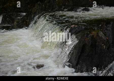 Nahaufnahme von einem kleinen Wasserfall an einem Bergbach Stockfoto