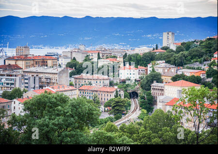 Anzeigen von Rijeka und Skyline von Stadt unten, Kroatien. Stockfoto