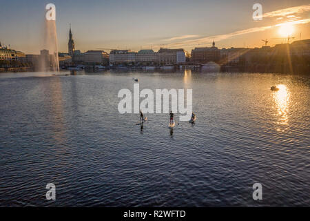 Stand-up paddling auf der Binnenalster Stockfoto