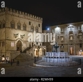 Perugia, Italien - Januar 2018. Der Hauptplatz der Stadt mit dem mittelalterlichen Fontana Maggiore und der Palazzo dei Priori (Rathaus) in der Nacht. Stockfoto
