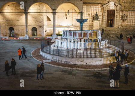 Perugia, Italien - Januar 2018. Die Fontana Maggiore, ein mittelalterlicher Brunnen, stammt aus dem dreizehnten Jahrhundert, mit der Kathedrale San Lorenzo. Stockfoto