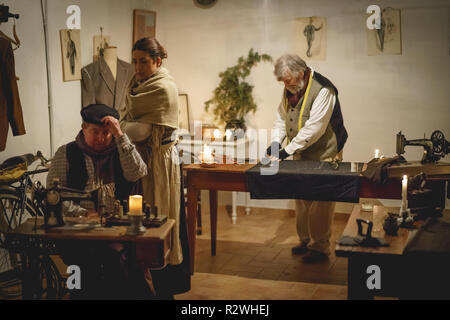 Foligno, Italien - Januar 2018. Alte Schneiderei Shop in einer lebenden Krippe Weihnachten Reenactment. Stockfoto