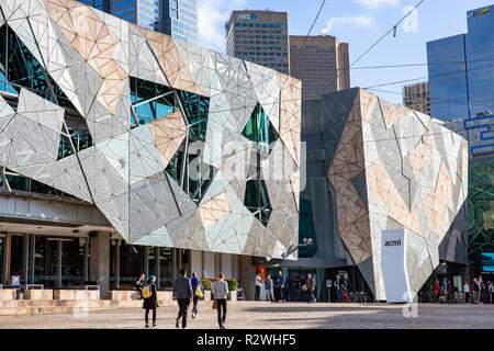 Post-modernen Architektur des Federation Square eine öffentliche und Künste Veranstaltungsort im Stadtzentrum von Melbourne, Victoria, Australien Stockfoto