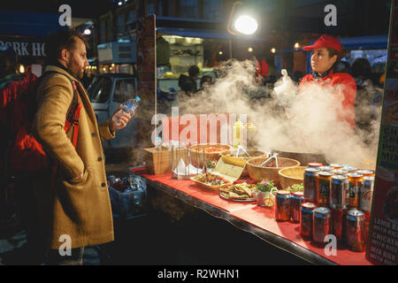 London, UK - Januar 2018. Ein türkisches Essen in Spitalfield Market Stall. Stockfoto