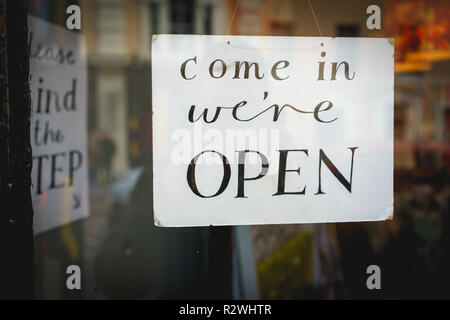 Zeichen in einem Fenster shop Öffnen. Querformat. Stockfoto