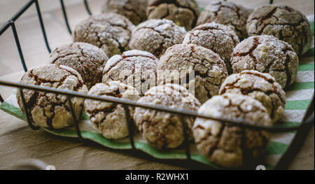 Nahaufnahme der Schokolade crinkle Cookies in einem Korb auf einem Holztisch. Querformat. Stockfoto