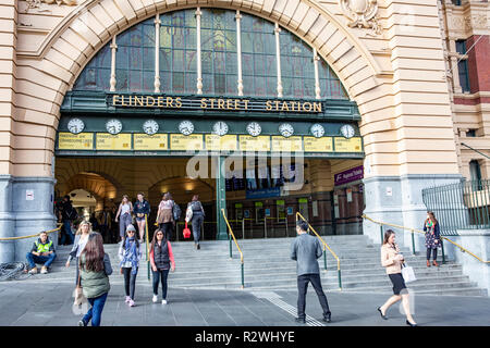 Pendler und Reisende außerhalb der Flinders Street Bahnhof im Stadtzentrum von Melbourne, Victoria, Australien Stockfoto