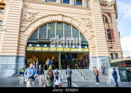 Pendler und Reisende außerhalb der Flinders Street Bahnhof im Stadtzentrum von Melbourne, Victoria, Australien Stockfoto