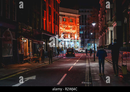 London, UK - Februar, 2019. Ein Theater im West End in London bei Nacht. Stockfoto