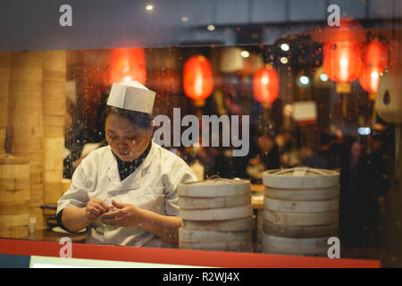 London, UK - Februar, 2019. Eine weibliche kochen Knödel in einem Restaurant in China Town in Soho in Vorbereitung. Stockfoto