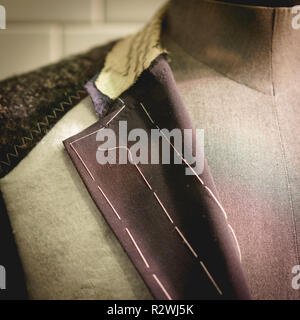 Detail einer Kleidung Mannequin in einem herrenanzug Shop mit einer weißen Wand im Hintergrund. Eleganz Konzept. Quadratischen Format. Stockfoto