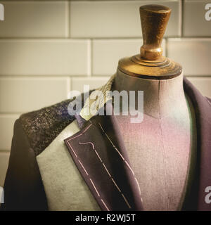 Detail einer Kleidung Mannequin in einem herrenanzug Shop mit einer weißen Wand im Hintergrund. Eleganz Konzept. Quadratischen Format. Stockfoto