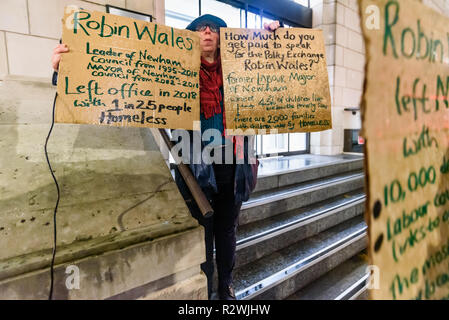 London, Großbritannien. 19. November 2018. Die Demonstranten aus Focus E 15 Mütter Protest in der Regen in der Mitte rechts think tank Policy Exchange, in denen ehemalige Newham Bürgermeister Robin Wales jetzt funktioniert und war auf einer Konferenz. Sie sagen, er Büro mit 1 von 25 Obdachlosen einschließlich 2.000 Familien mit Kindern unter 5 Jahren, die grösste Rat bank Schulden für jede lokale Behörde, hielt Hunderte von Rat Wohnungen leer für 10 Jahre trotz eines riesigen Warteliste und gelöschte 10.000 e-mails Untersuchung zu vermeiden. Policy Exchange brachte Tee für die Demonstranten, die im Begriff waren, als ich gehen musste. Stockfoto