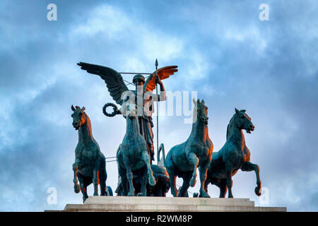 Statue der Göttin Victoria Reiten auf Quadriga oben auf dem Denkmal für Vittorio Emanuele II, Rom, Italien Stockfoto