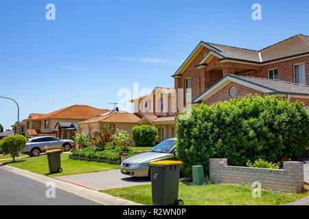 Straße der typisch australische Häuser und Gärten in der Parklea, einem Vorort von Sydney, Australien Stockfoto