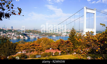 Fatih Sultan Mehmet Brücke. Istanbul/Türkei. Im Herbst. Stockfoto