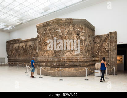 Berlin. Deutschland. Pergamon Museum. Die Mshatta Fassade, Teil einer eingerichteten Wüste schloss Wand von einem Palast der Umayyaden Qasr Al-Mshatta, in Jorda gebaut Stockfoto