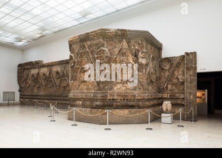 Berlin. Deutschland. Pergamon Museum. Die Mshatta Fassade, Teil einer eingerichteten Wüste schloss Wand von einem Palast der Umayyaden Qasr Al-Mshatta, in Jorda gebaut Stockfoto