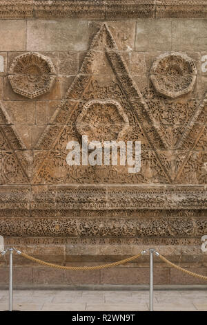 Berlin. Deutschland. Pergamon Museum. Die Mshatta Fassade, Teil einer eingerichteten Wüste schloss Wand von einem Palast der Umayyaden Qasr Al-Mshatta, in Jorda gebaut Stockfoto