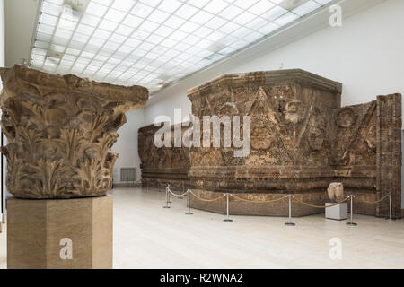 Berlin. Deutschland. Pergamon Museum. Die Mshatta Fassade, Teil einer eingerichteten Wüste schloss Wand von einem Palast der Umayyaden Qasr Al-Mshatta, in Jorda gebaut Stockfoto