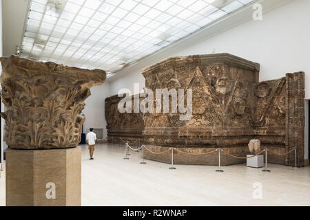 Berlin. Deutschland. Pergamon Museum. Die Mshatta Fassade, Teil einer eingerichteten Wüste schloss Wand von einem Palast der Umayyaden Qasr Al-Mshatta, in Jorda gebaut Stockfoto