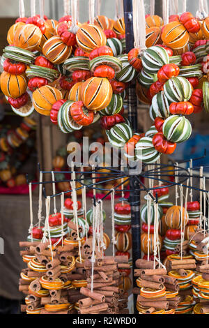 Duftende Gewürz-Obst-Produkte am Marktstand im Gloucester Quays Victorian Christmas Market, Gloucester, Gloucestershire im November Stockfoto