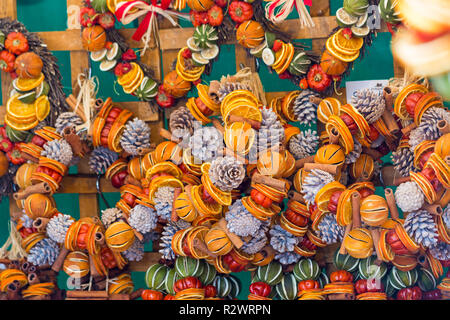 Duftende Gewürz-Obst-Produkte am Marktstand im Gloucester Quays Victorian Christmas Market, Gloucester, Gloucestershire im November Stockfoto