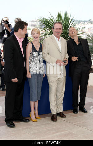JULIO CEDILLO JANUAR JONES Tommy Lee Jones & BARRY PEPPER DIE DREI BEGRÄBNISSE DES MELQUIADES ESTRADA FOTOSHOOTING 2005 CANNES FIL Stockfoto