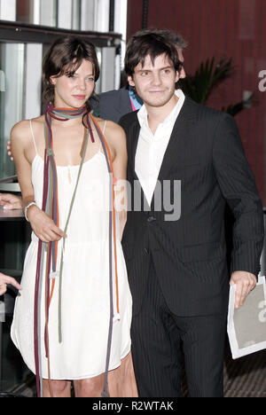 JESSICA SCHWARZ und Daniel Brühl der Duft von Lavendel PREMIERE BERLIN BERLIN DEUTSCHLAND 02. Juli 2005 Stockfoto