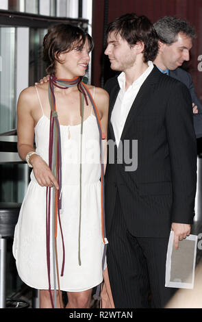 JESSICA SCHWARZ und Daniel Brühl der Duft von Lavendel PREMIERE BERLIN BERLIN DEUTSCHLAND 02. Juli 2005 Stockfoto
