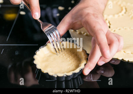 Koch prepairing tart Basis mit Schneiden Form Stockfoto