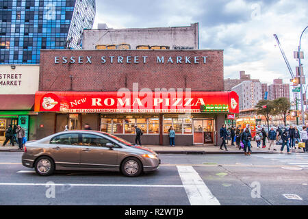 Roma Pizza und der Essex Street Market, Lower East Side, New York City, Vereinigte Staaten von Amerika. Stockfoto