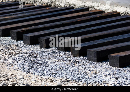 Die Bande der unvollendeten Bahnlinie auf der Baustelle Stockfoto