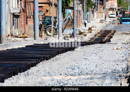 Die Bande der unvollendeten Bahnlinie auf der Baustelle Stockfoto