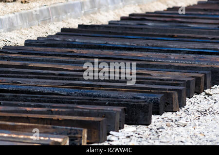 Die Bande der unvollendeten Bahnlinie auf der Baustelle Stockfoto