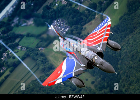 Frankreich Air Force MIRAGE 2000 im Flug. Im Royal International Air Tattoo (RIAT) fotografiert. Stockfoto