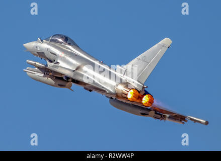 Italienische Luftwaffe Eurofighter Typhoon im Flug. Eine zweimotorige, canard - delta wing, multirole Fighter. Stockfoto